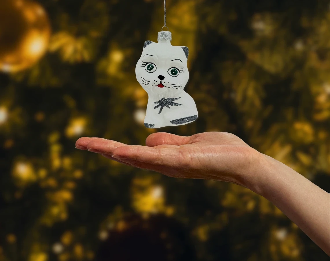 Bombka szklana figurka Kot z zielonymi oczami i brokatowymi akcentami realne zdjęcie