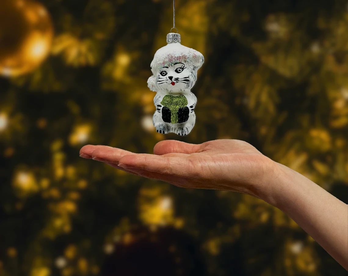 Bombka szklana figurka Kotek w czapce Mikołaja: biały realne zdjęcie