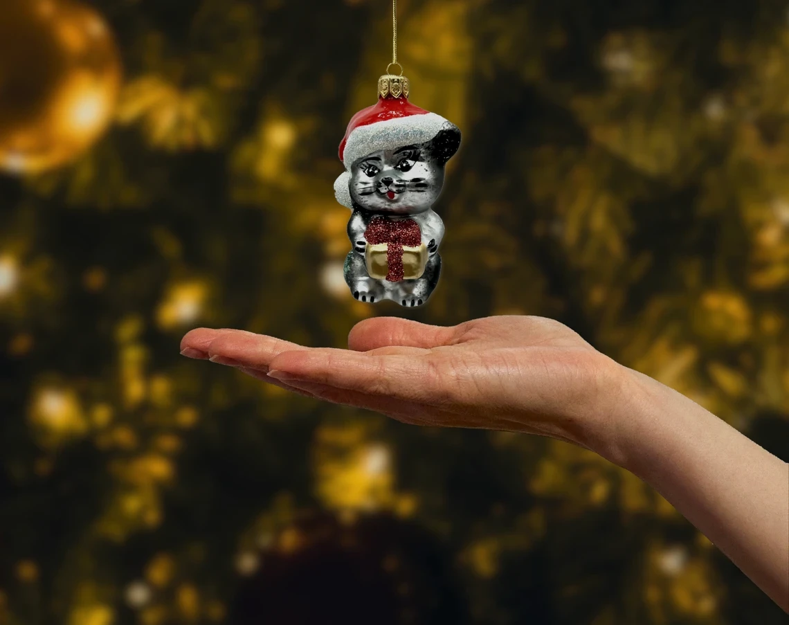 Bombka szklana figurka Kotek w czapce Mikołaja: szary realne zdjęcie