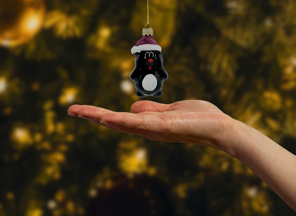 Bombka szklana figurka Krecik w czapce Świętego Mikołaja realne zdjęcie