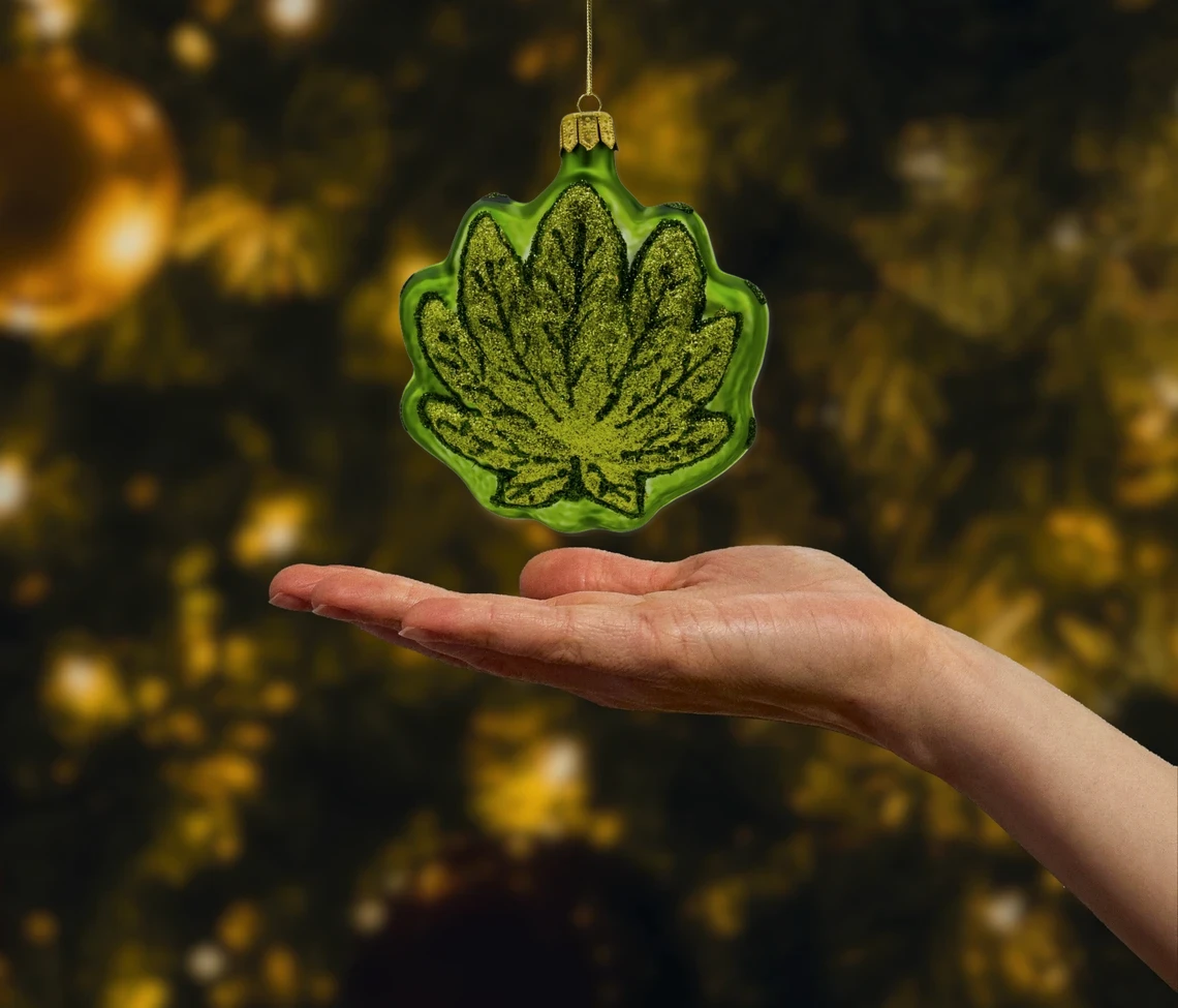 Bombka szklana figurka Liść konopi: zielony realne zdjęcie