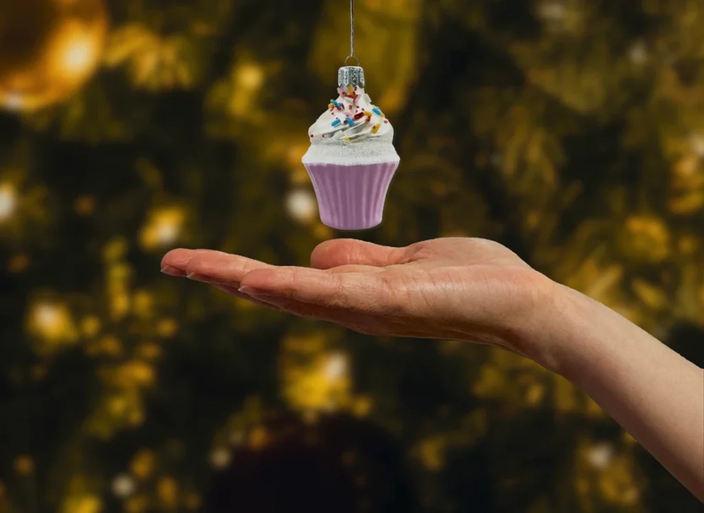 Bombka szklana figurka Muffinek z kremem i posypką: fioletowy realne zdjęcie