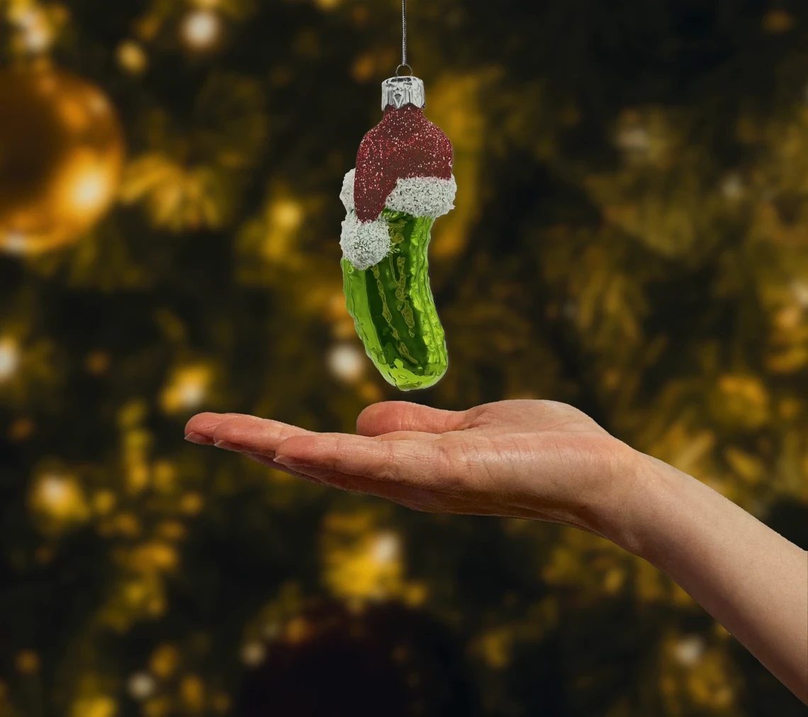 Bombka szklana figurka Ogórek z czapką Świętego Mikołaja realne zdjęcie