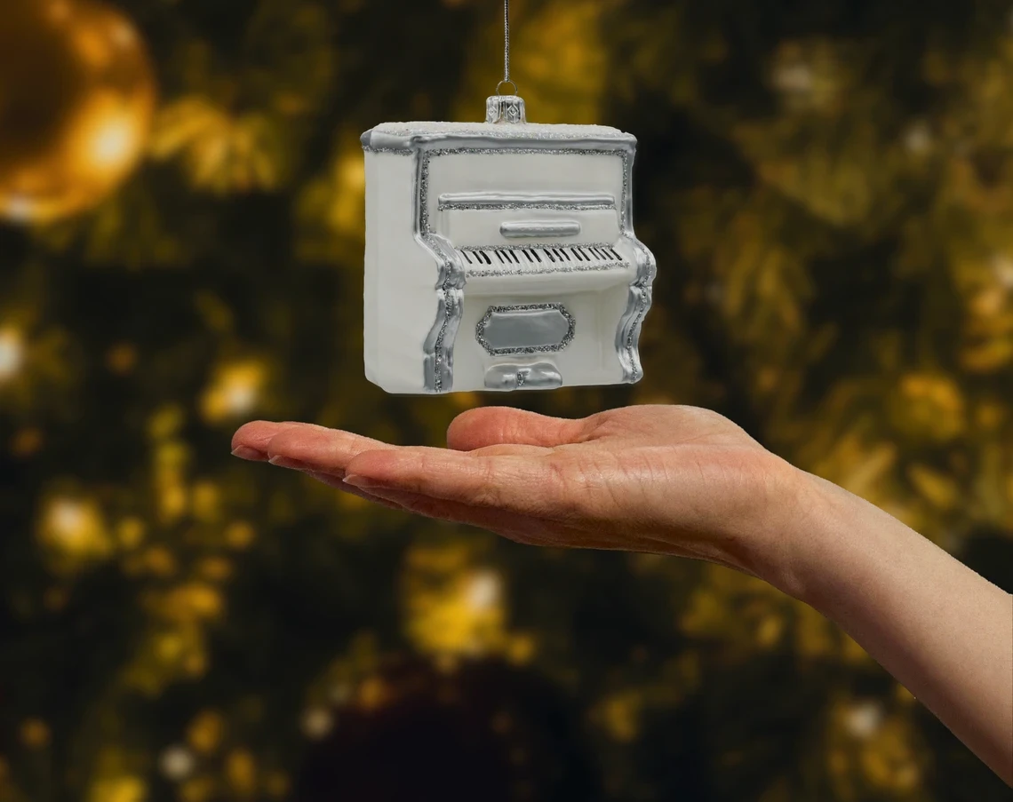 Bombka szklana figurka Pianino w bieli ze srebrnymi zdobieniami realne zdjęcie