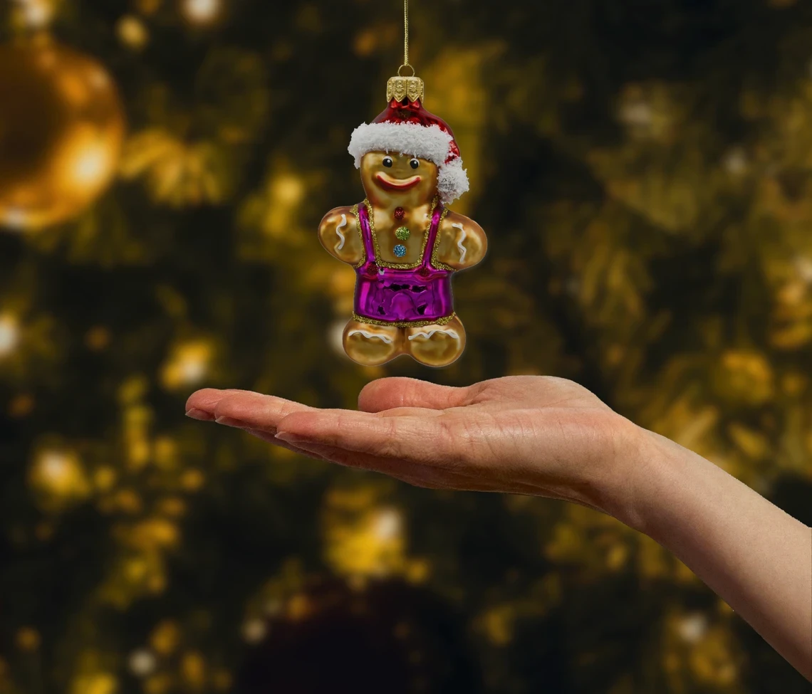 Bombka szklana figurka Piernikowy ludzik w czapce Mikołaja realne zdjęcie