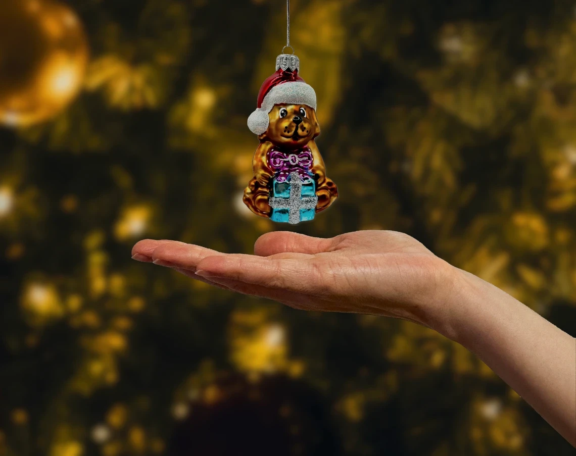 Bombka szklana figurka Piesek z prezentem realne zdjęcie