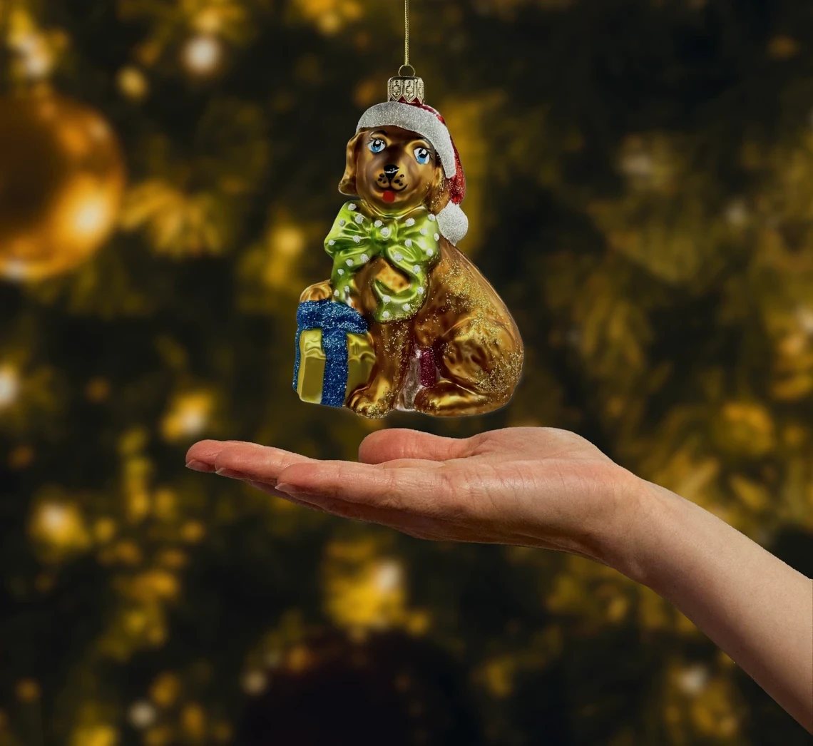 Bombka szklana figurka Piesek z żółtym prezentem realne zdjęcie