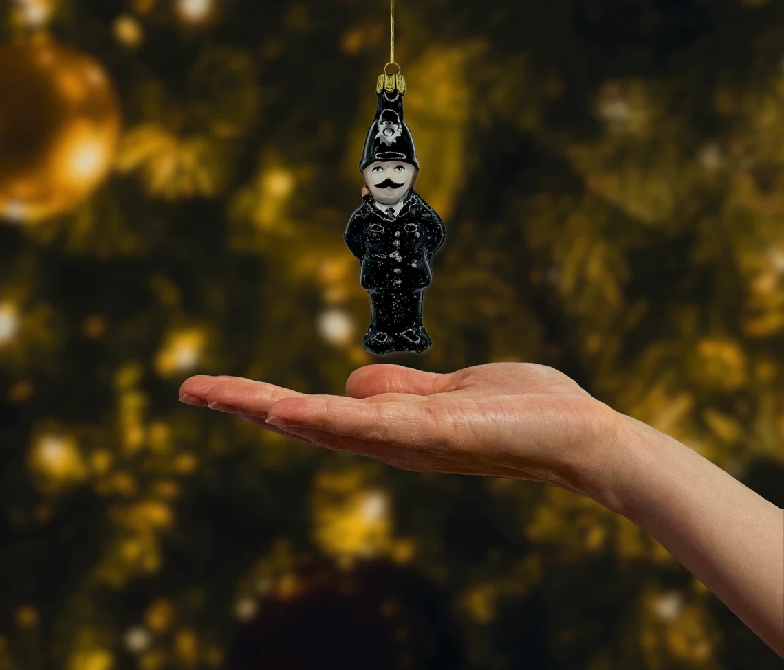 Bombka szklana figurka Policjant w klasycznym mundurze realne zdjęcie