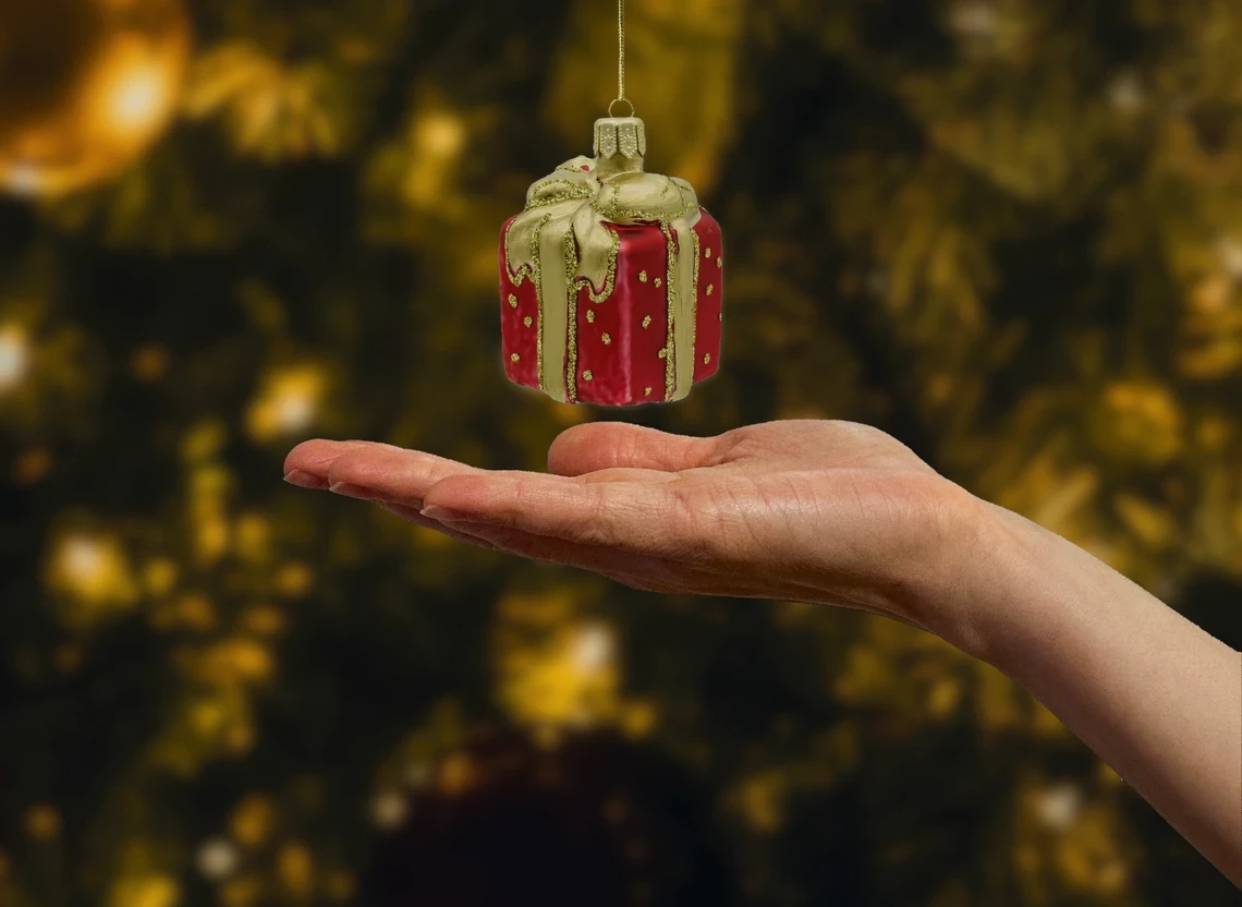 Bombka szklana figurka Prezent z kokardą: czerwony realne zdjęcie