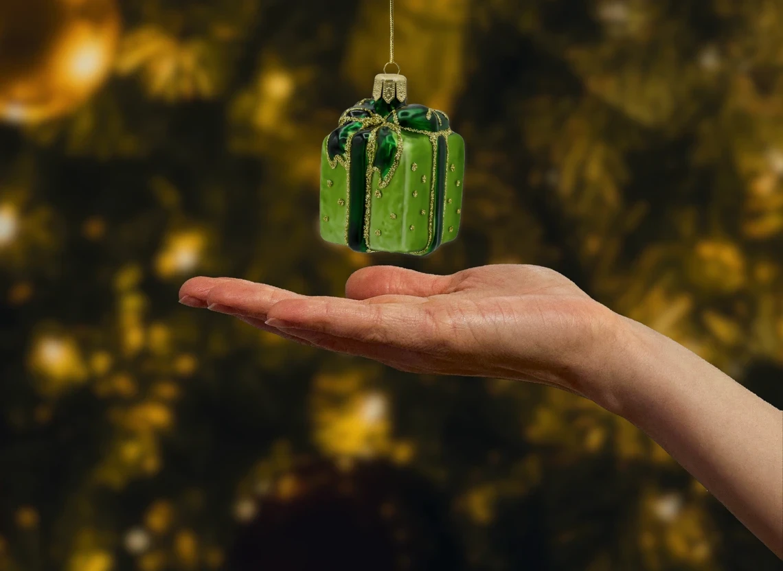 Bombka szklana figurka Prezent z kokardą: zielony realne zdjęcie