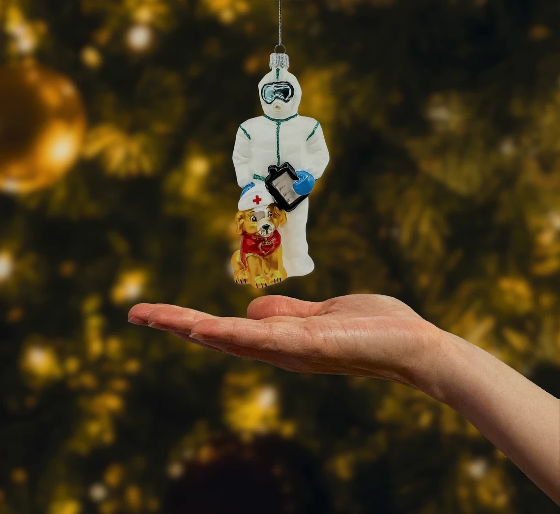 Bombka szklana figurka Ratownik w kombinezonie ochronnym z psem ratowniczym realne zdjęcie