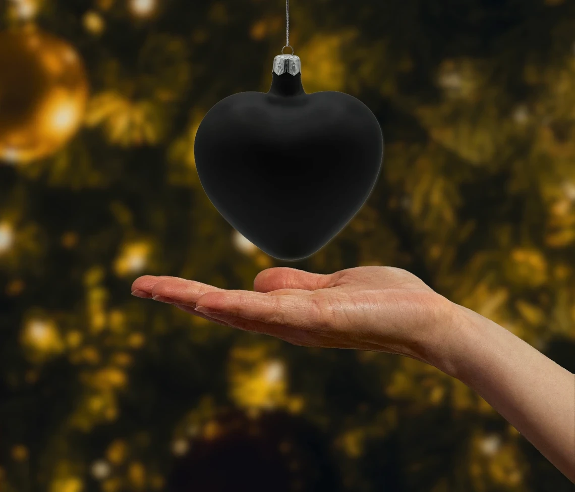 Szklana bombka choinkowa Serce matowe: czarne realne zdjęcie