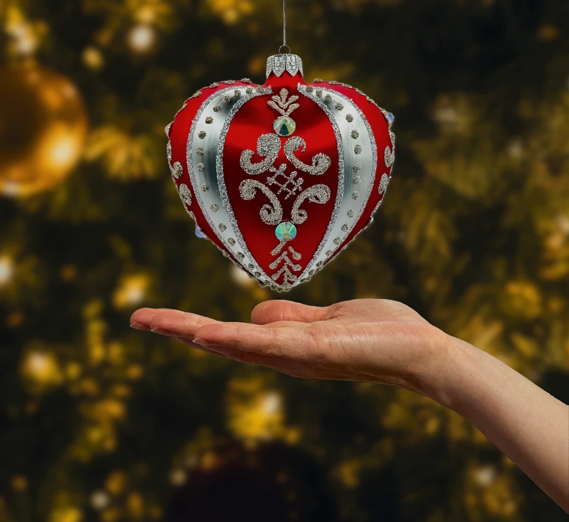 Bombka szklana figurka Serce ze srebrnymi zdobieniami i kryształami: czerwone realne zdjęcie