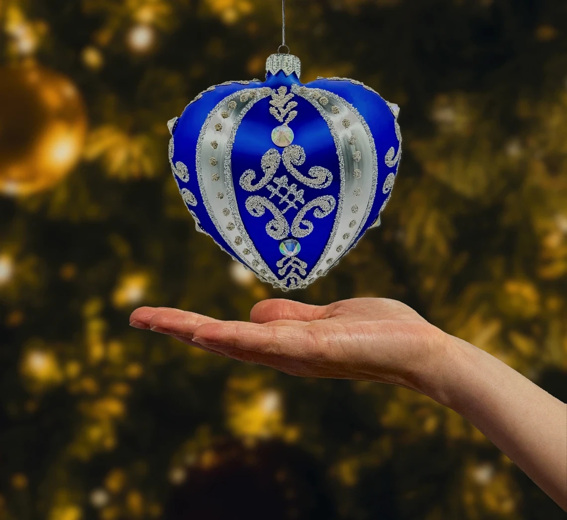 Bombka szklana figurka Serce ze srebrnymi zdobieniami i kryształami: niebieskie realne zdjęcie