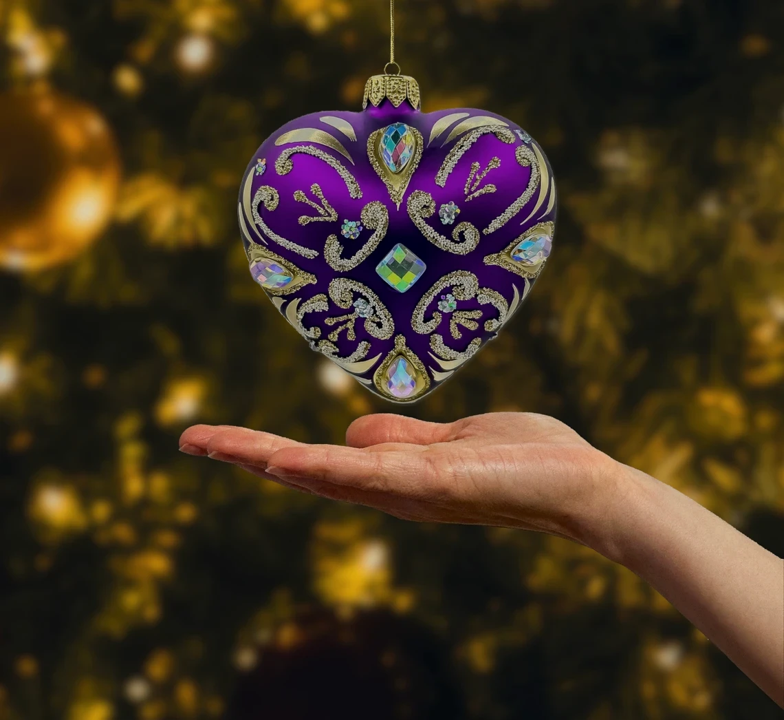 Bombka szklana figurka Serce ze złotymi zdobieniami i kryształami: purpurowe realne zdjęcie