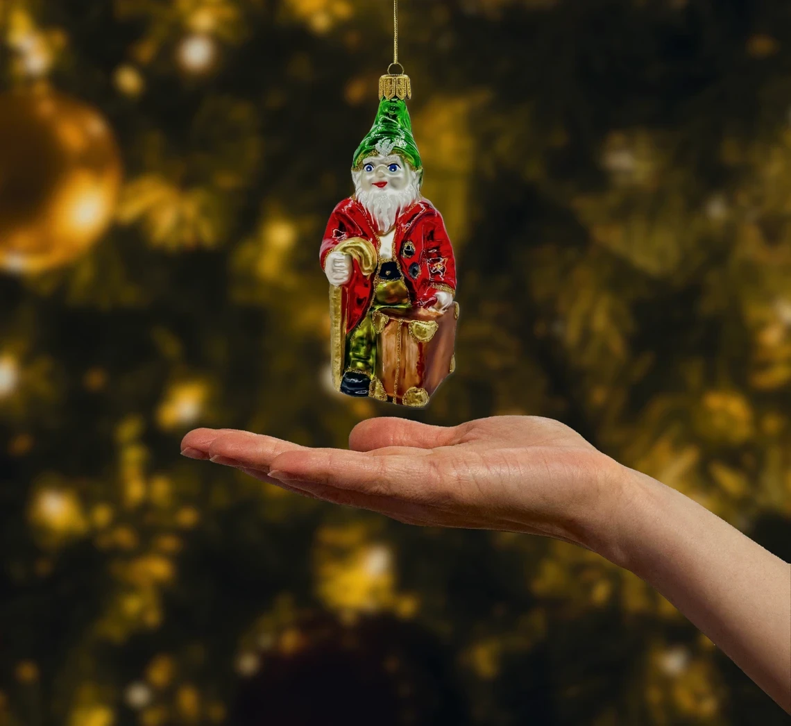 Bombka szklana figurka Skrzat Podróżnik z Kufrem i Laską realne zdjęcie