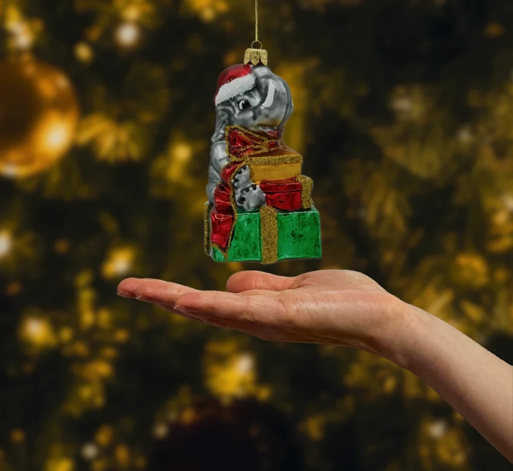 Bombka szklana figurka Słoń z prezentami: szary realne zdjęcie
