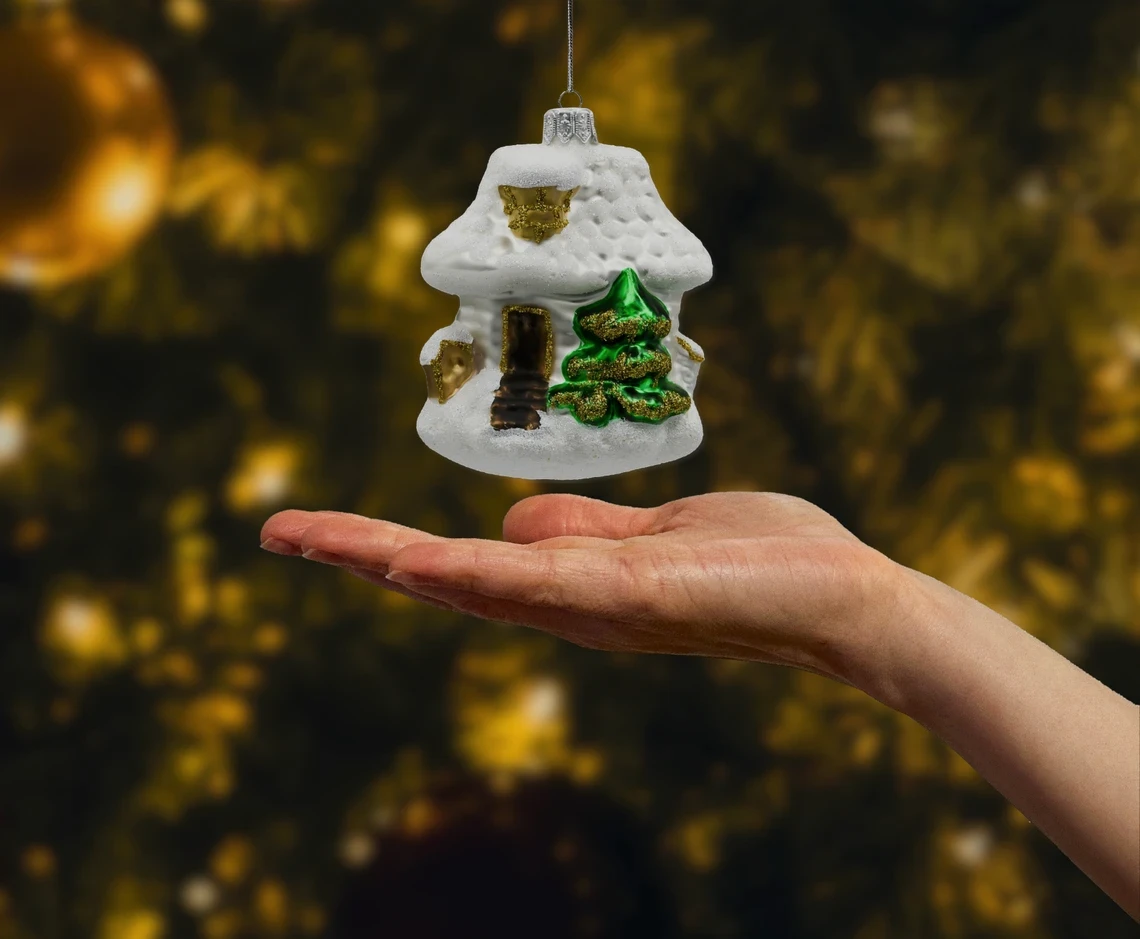 Bombka szklana figurka Świąteczna chatka z choinką: biała realne zdjęcie