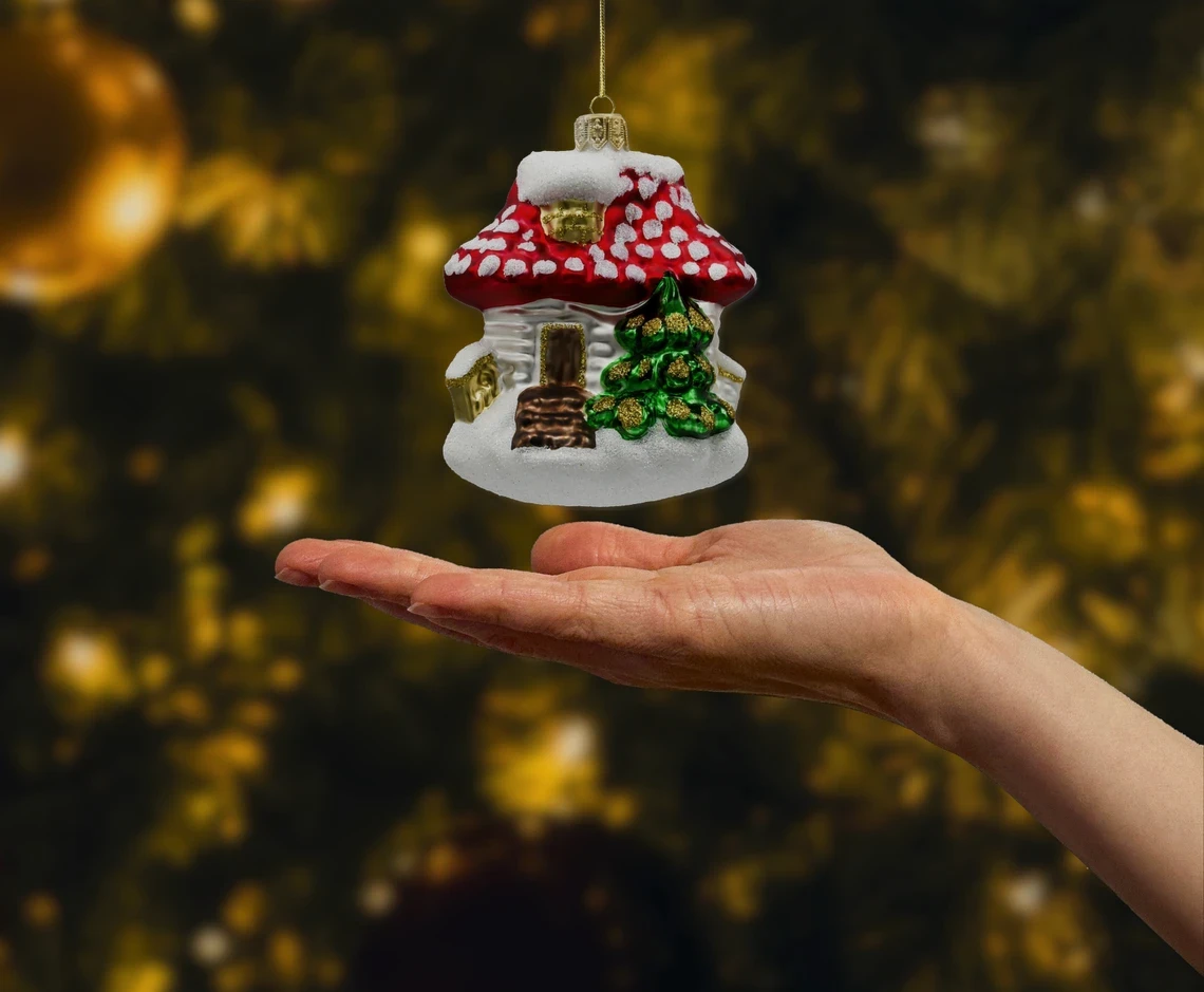 Bombka szklana figurka Świąteczna chatka z choinką: czerwona realne zdjęcie