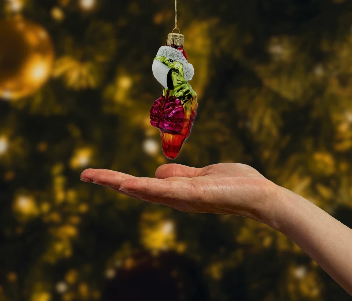 Bombka szklana figurka Świąteczna Papuga z prezentem realne zdjęcie