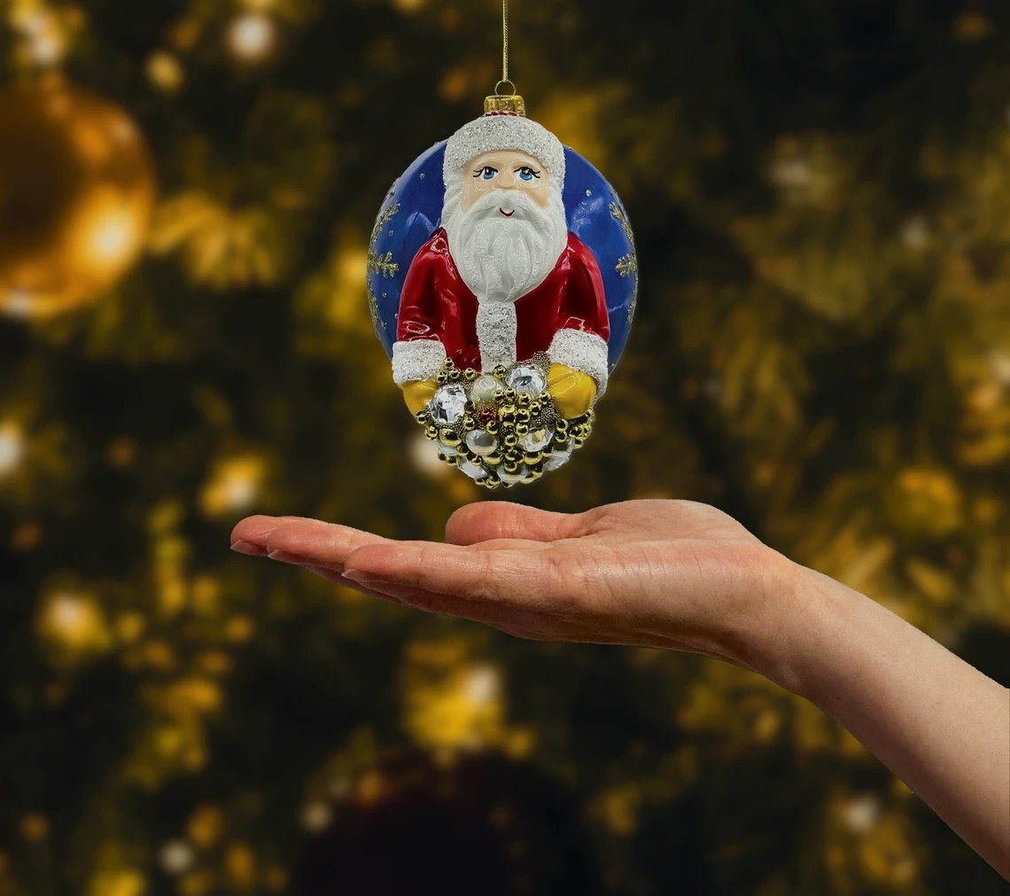 Bombka szklana figurka Święty Mikołaj na niebieskiej bombce z zimowymi zdobieniami realne zdjęcie