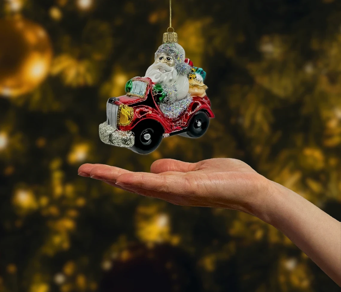 Bombka szklana figurka Święty Mikołaj w czerwonym samochodzie z prezentami realne zdjęcie