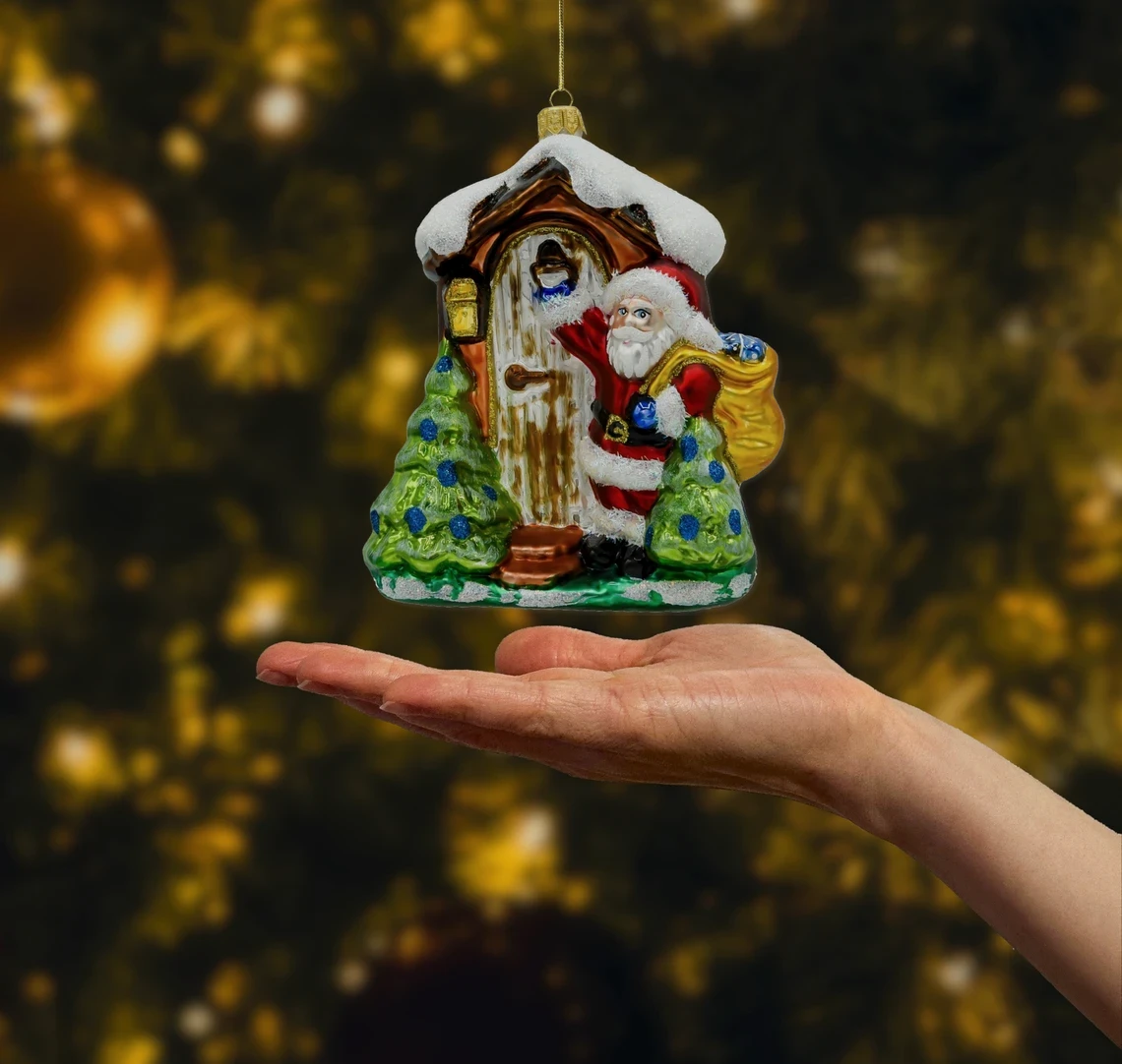 Bombka szklana figurka Święty Mikołaj z choinką przed domkiem realne zdjęcie