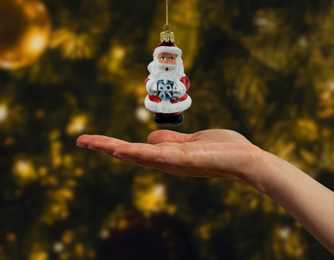 Bombka szklana figurka Święty Mikołaj z prezentem realne zdjęcie