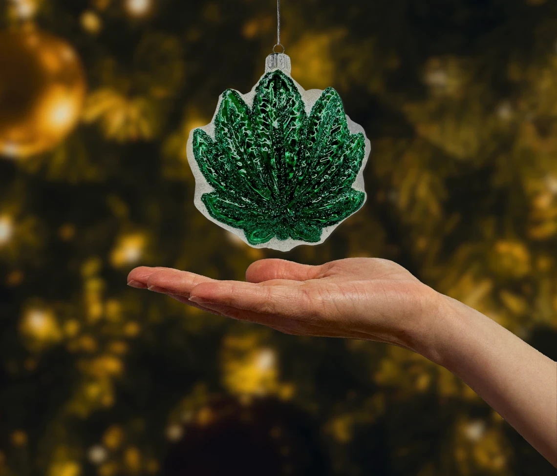 Bombka szklana figurka Zielony liść konopi z brokatem: biały realne zdjęcie