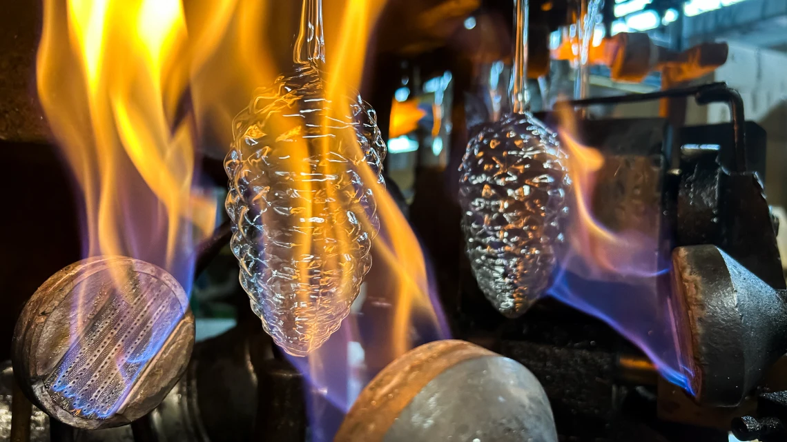 Syn Bombkarza manufaktura bombek szklanych nagrzewanie szklanych form