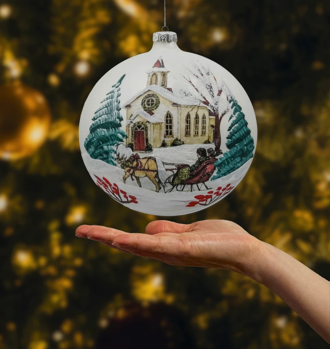 Szklana Bombka okrągła: Ośnieżony Kościółek z saniami realne zdjęcie