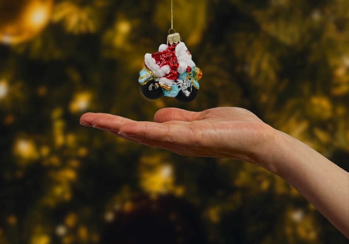 Szklana bombka choinkowa Mikołaj na motorze realne zdjęcie