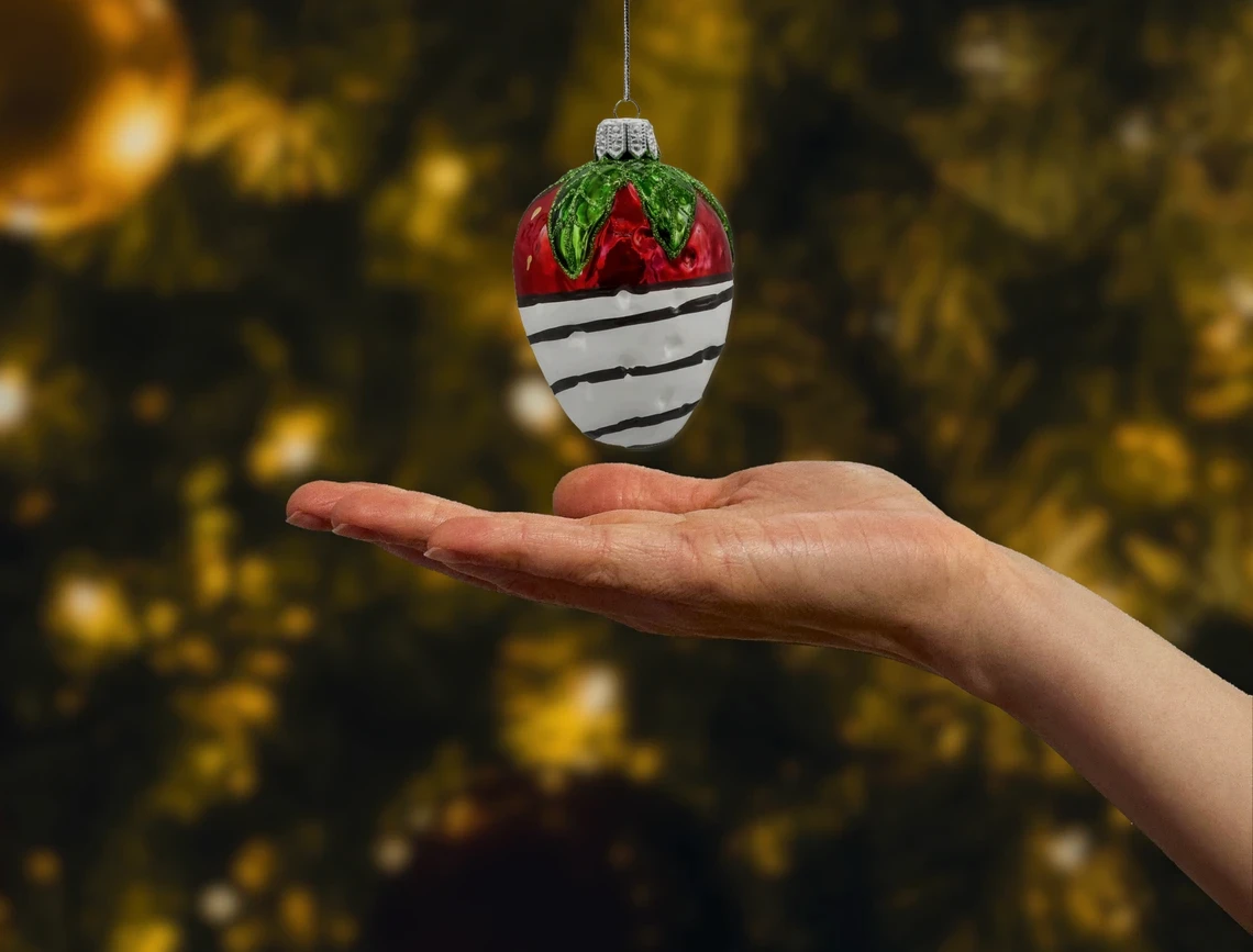 Bombka szklana figurka Truskawka w białej czekoladzie realne zdjęcie