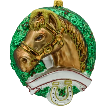 Koń w świątecznym wieńcu