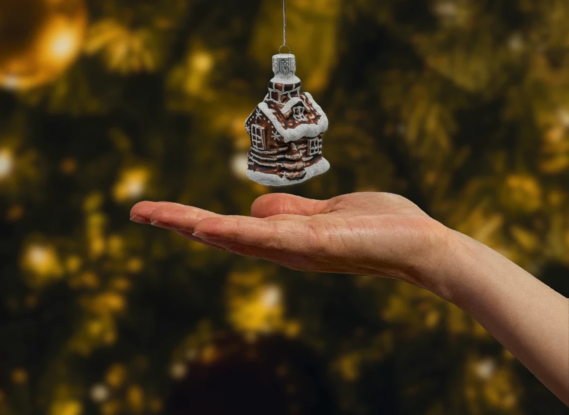 Bombka szklana Domek piernikowy z werandą i kominem realne zdjęcie