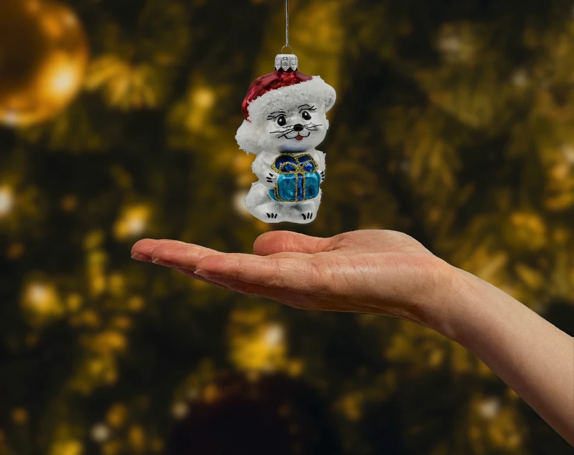 Bombka szklana Kotek w świątecznej czerwonej czapce realne zdjęcie