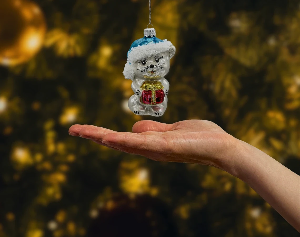 Bombka szklana Kotek w świątecznej niebieskiej czapce realne zdjęcie