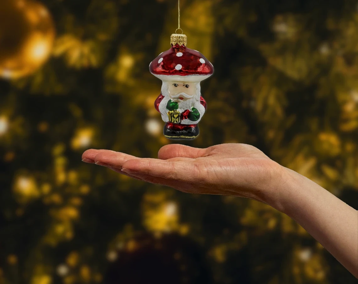 Bombka szklana Mikołaj w kapeluszu grzyba muchomora realne zdjęcie