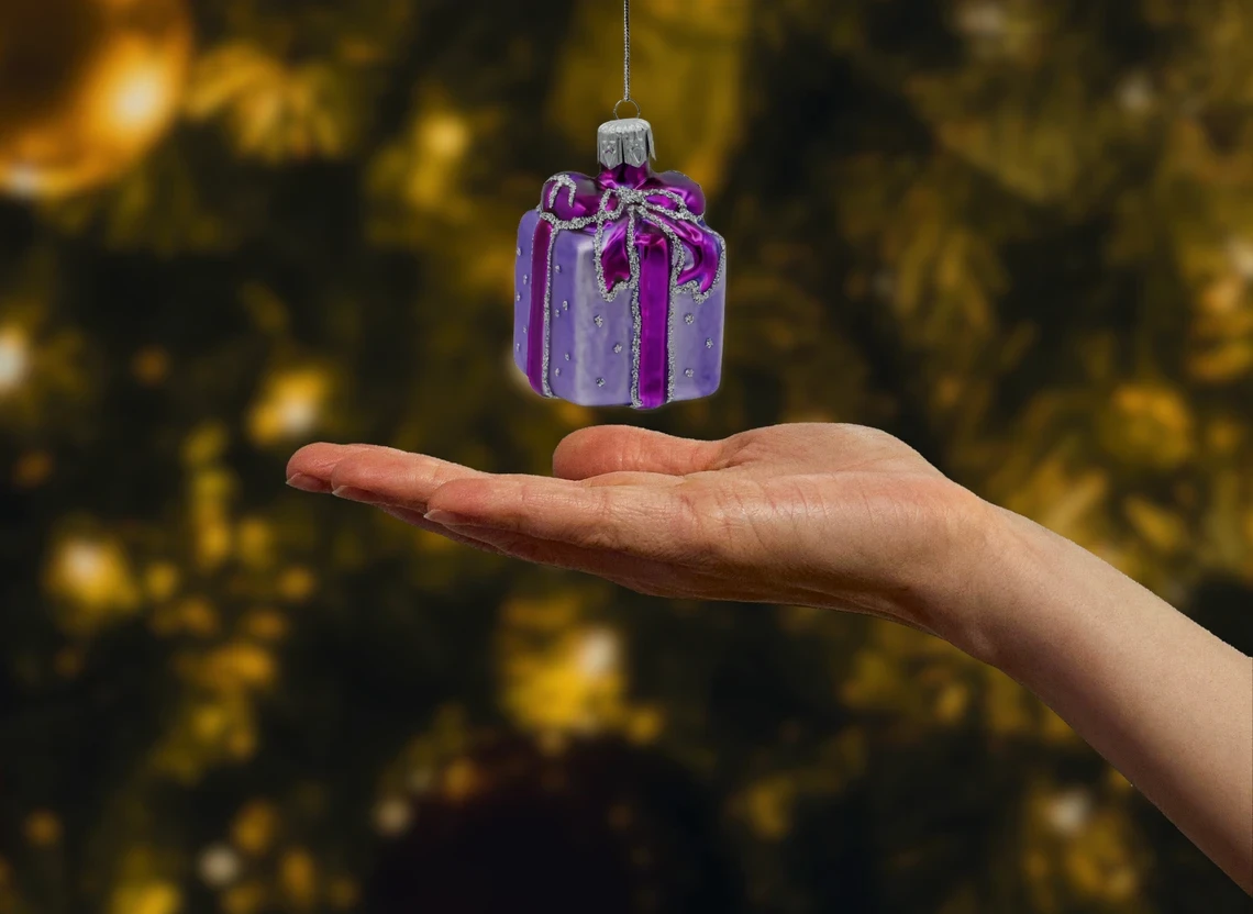 Bombka szklana figurka Prezent z kokardką fioletowy realne zdjęcie