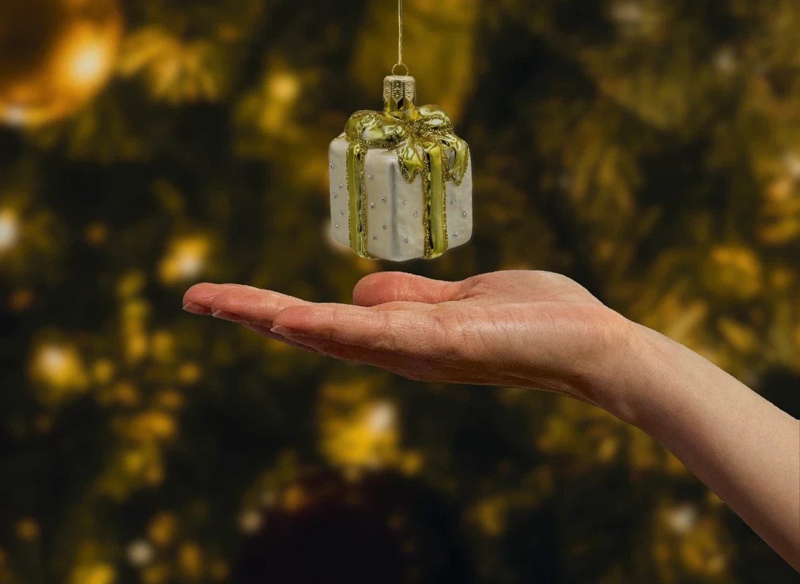 Bombka szklana Prezent z kokardką: złoty realne zdjęcie