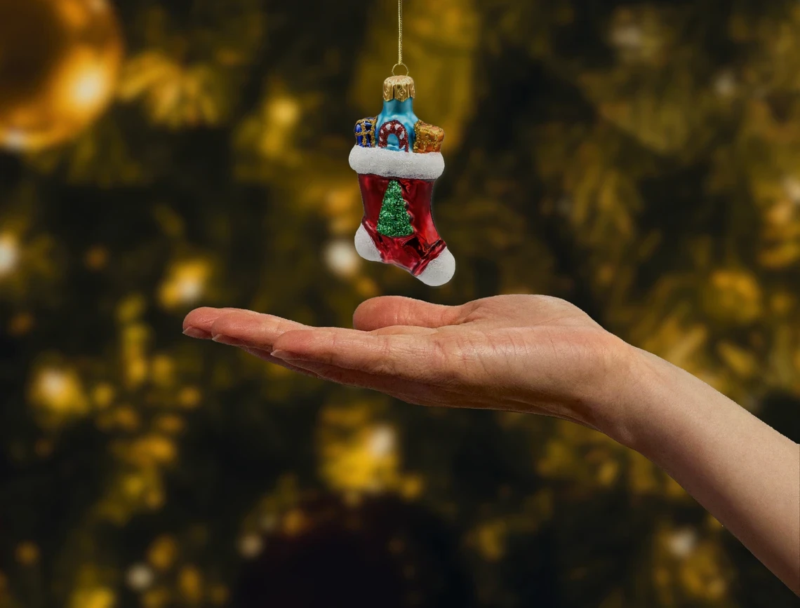 Bombka szklana Świąteczna skarpeta z prezentami realne zdjęcie