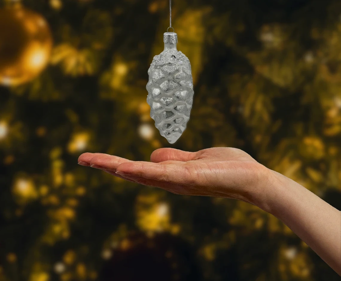 Bombka szklana Szyszka srebrna: mała realne zdjęcie