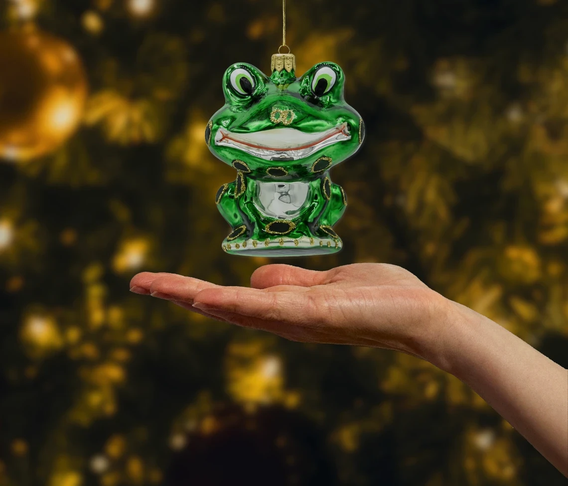 Bombka szklana Żaba z uśmiechem ciemnozłota realne zdjęcie