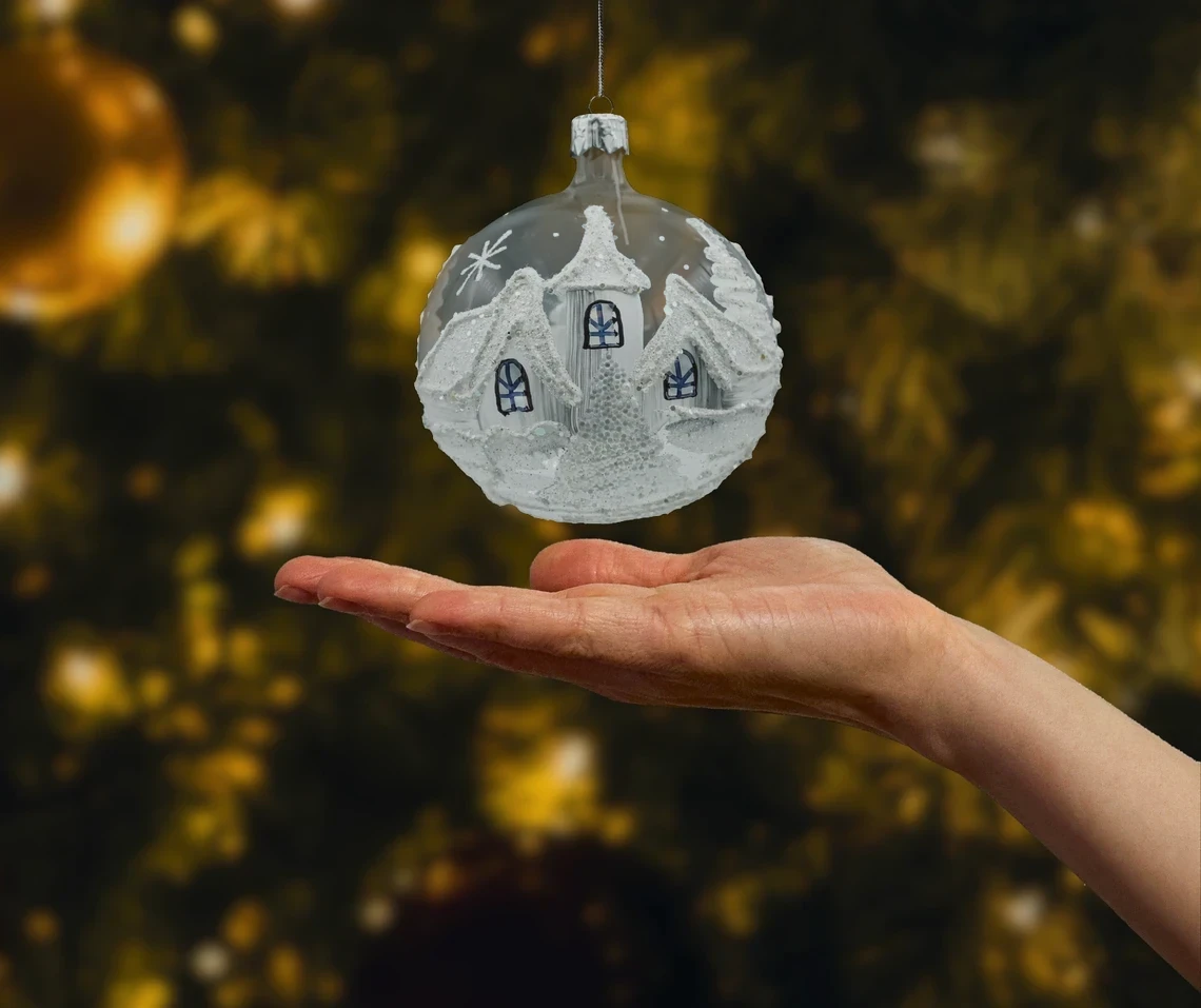 Bombka okrągła Zimowa Wioska: srebro i biel realne zdjęcie