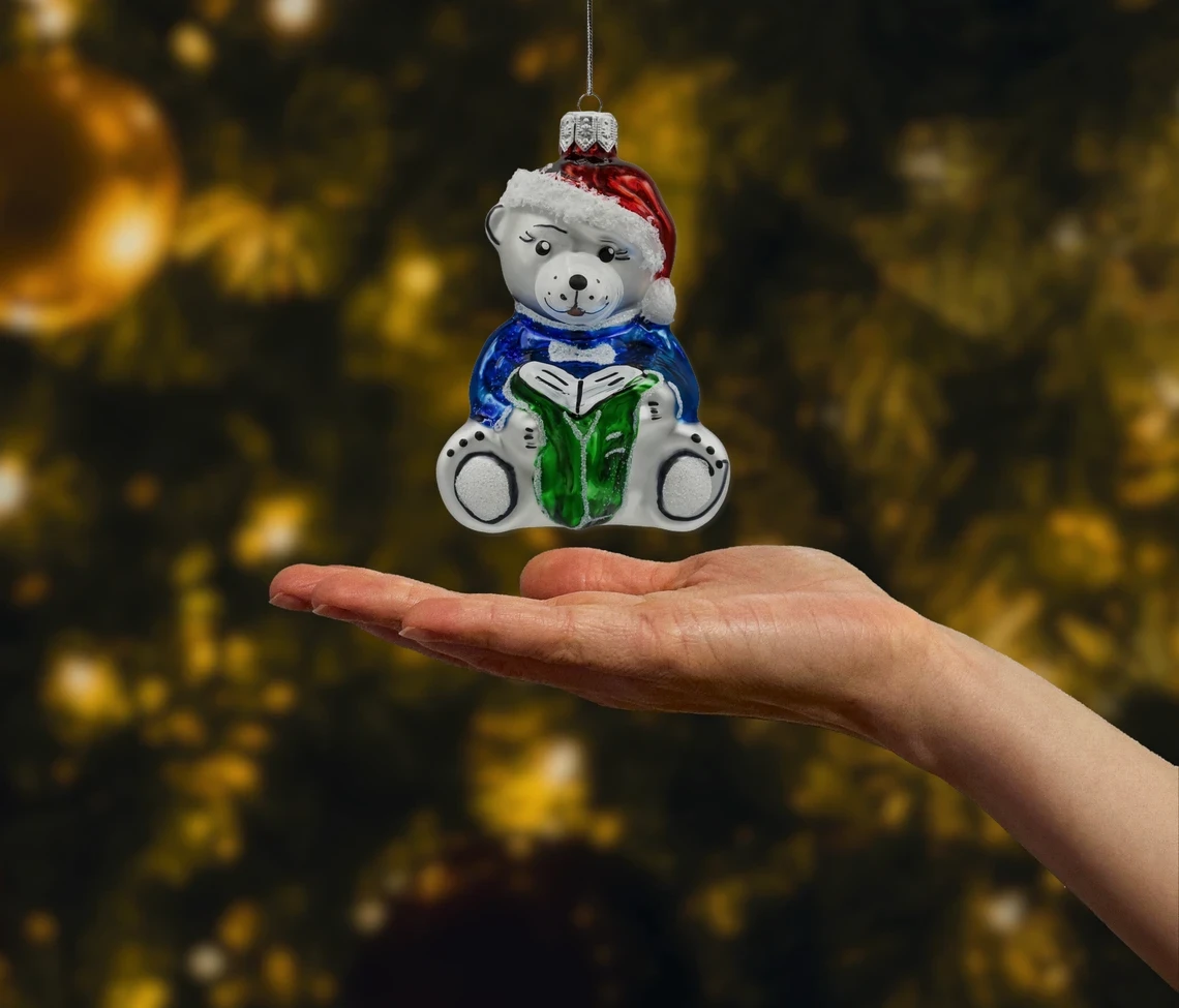 Bombka szklana figurka Miś z książką: srebrny realny wymiar