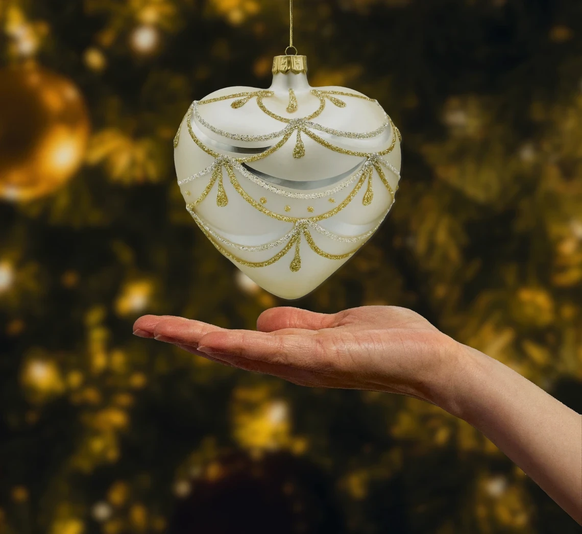 Bombka szklana figurka Serce w złotym ornamencie: matowe realny wymiar