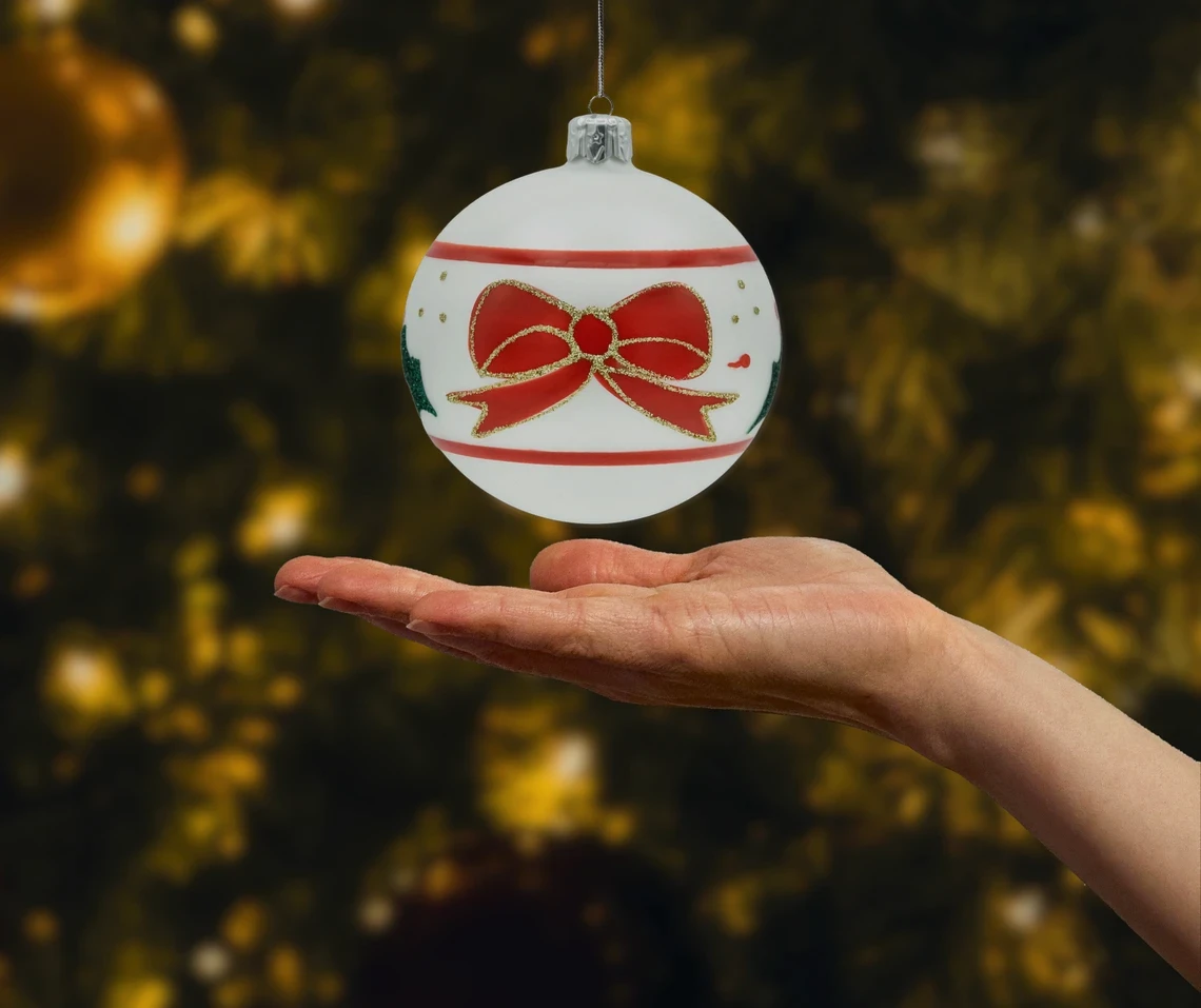 Bombka okrągła z czerwoną kokardą: biała realne zdjęcie