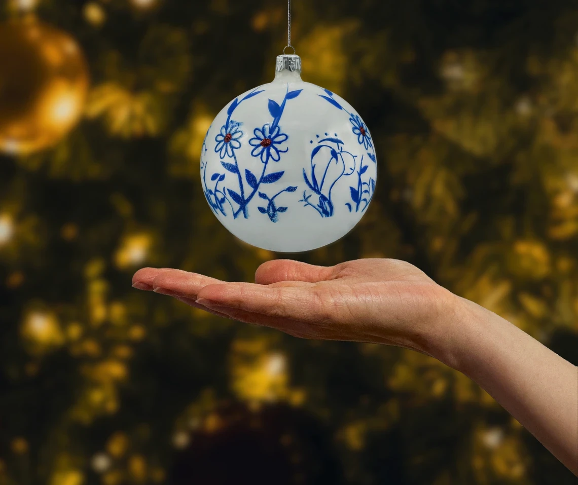Bombka szklana okrągła biało-niebieskie kwiaty: dekorowana realne zdjęcie