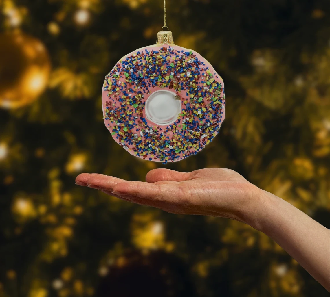 Donut z różowym lukrem realne zdjęcie