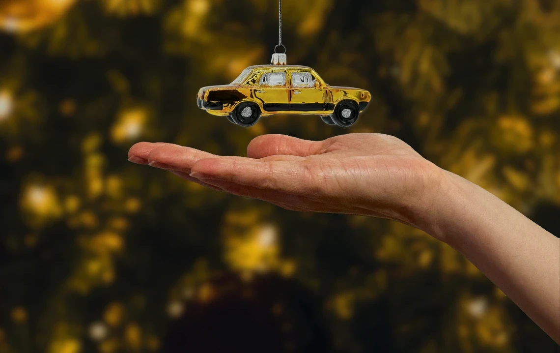 Duży fiat 125p: żółty realne zdjęcie